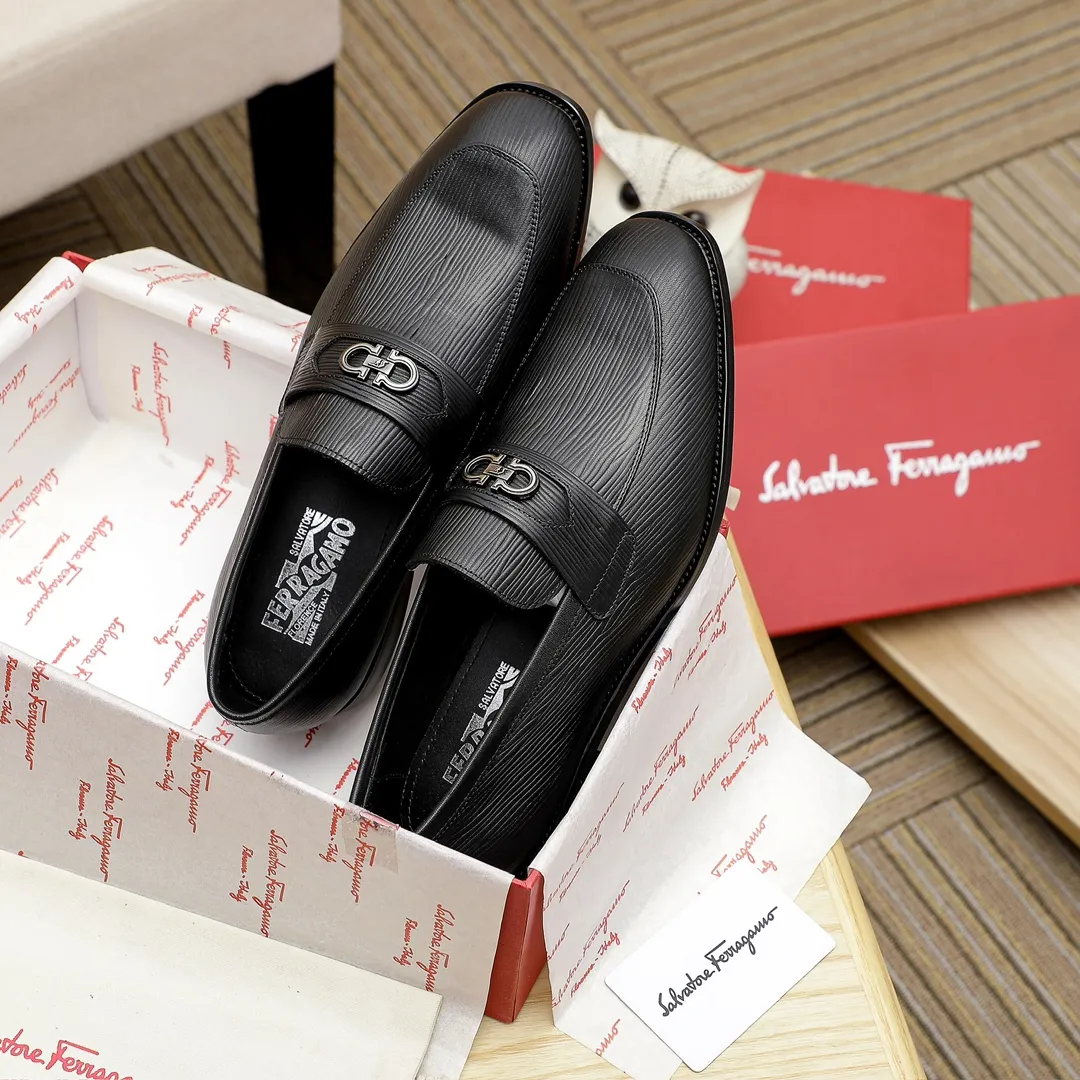 Factory price 460 🔥Ferragamo's new men's casual slip-on shoes🇨🇳Official website original 1:1 mold opening, original quality💯Fine workmanship, high-end luxury☘The upper is made of imported Italian first-layer cowhide🌴Water-dyed🐂Leather lining🍓Rubber wear-resistant and non-slip outsole, breathable and comfortable to wear🍍The first choice for high-grade men, black is optional! Code number 38-44 (45.46. Can be customized)